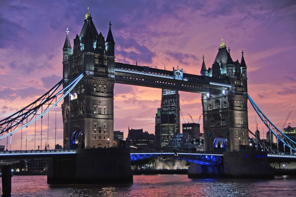 Tower Bridge localizada em Londres um dos destinos disponíveis para Intercâmbio no Reino Unido